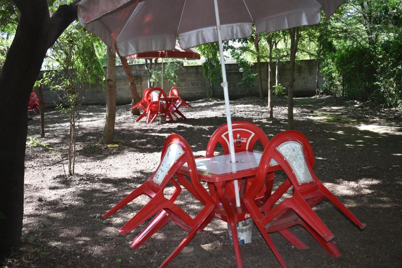 Rainbow Executive Lodge Boma la Ngombe Buitenkant foto